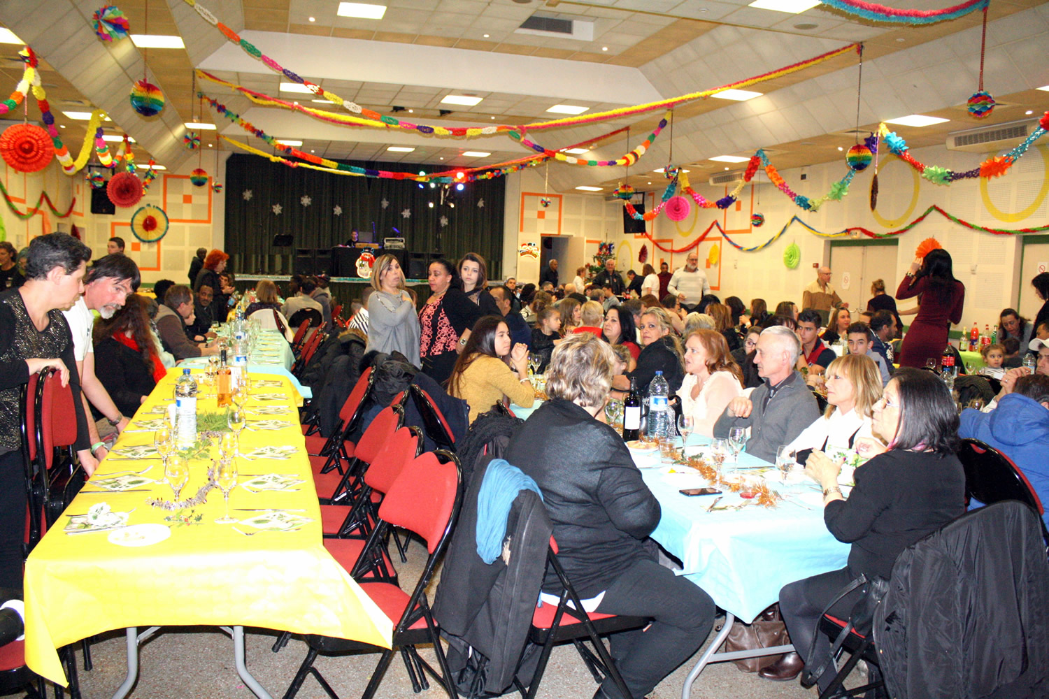 TRADITIONNELLE DISTRIBUTION DES REPAS DE NOËL ET AMBIANCE FESTIVE